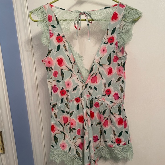 Mentionables Other - Floral Eyelash Lace Romper